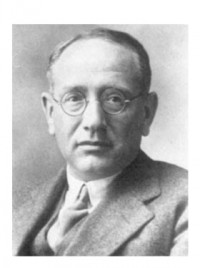 George Pólya (13 de desembre de 1887 – 7 de septembre de 1985) va treballar en una àmplia varietat de branques de la matemàtica. En la darrera etapa de la seva vida va focalitzar l'atenció en caracteritzar l'ensenyament i l'aprenentatge de la matemàtica a través de la resolució de problemes